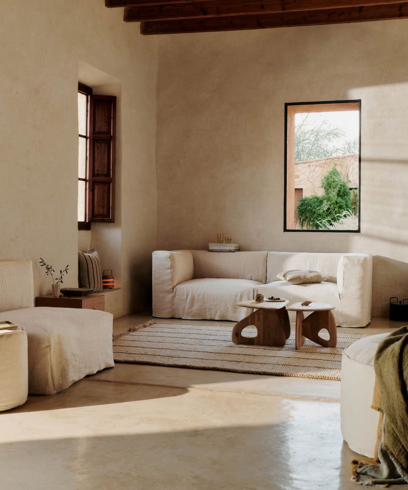 Tapis en jute Athens de Ferm Living sous un canapé modulable
