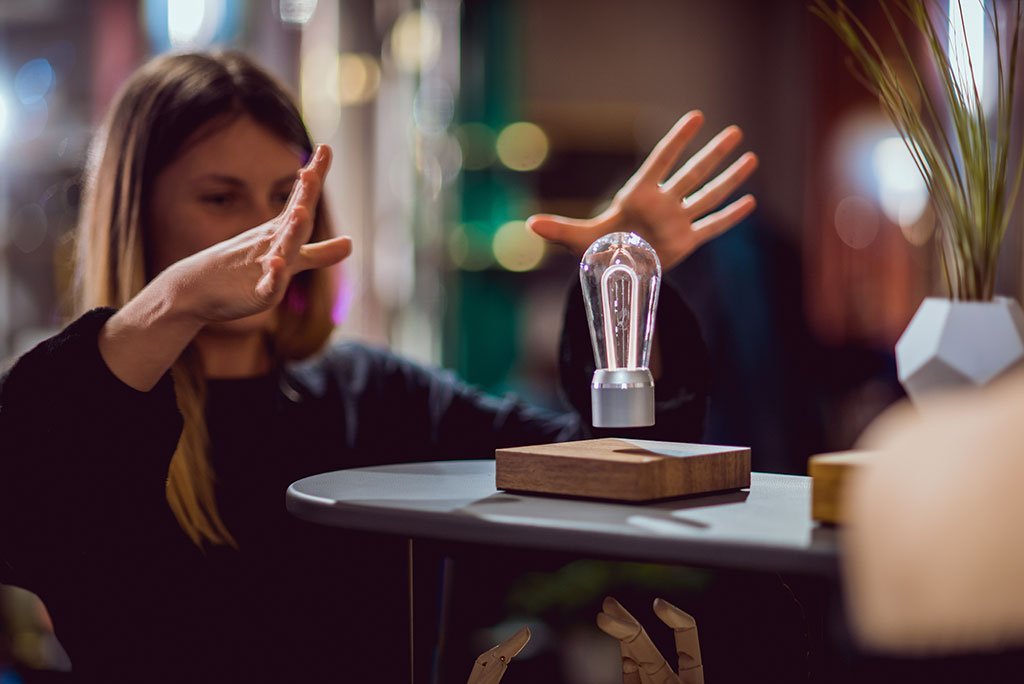 FLYTE et sa lampe en lévitation - The Cool Republic