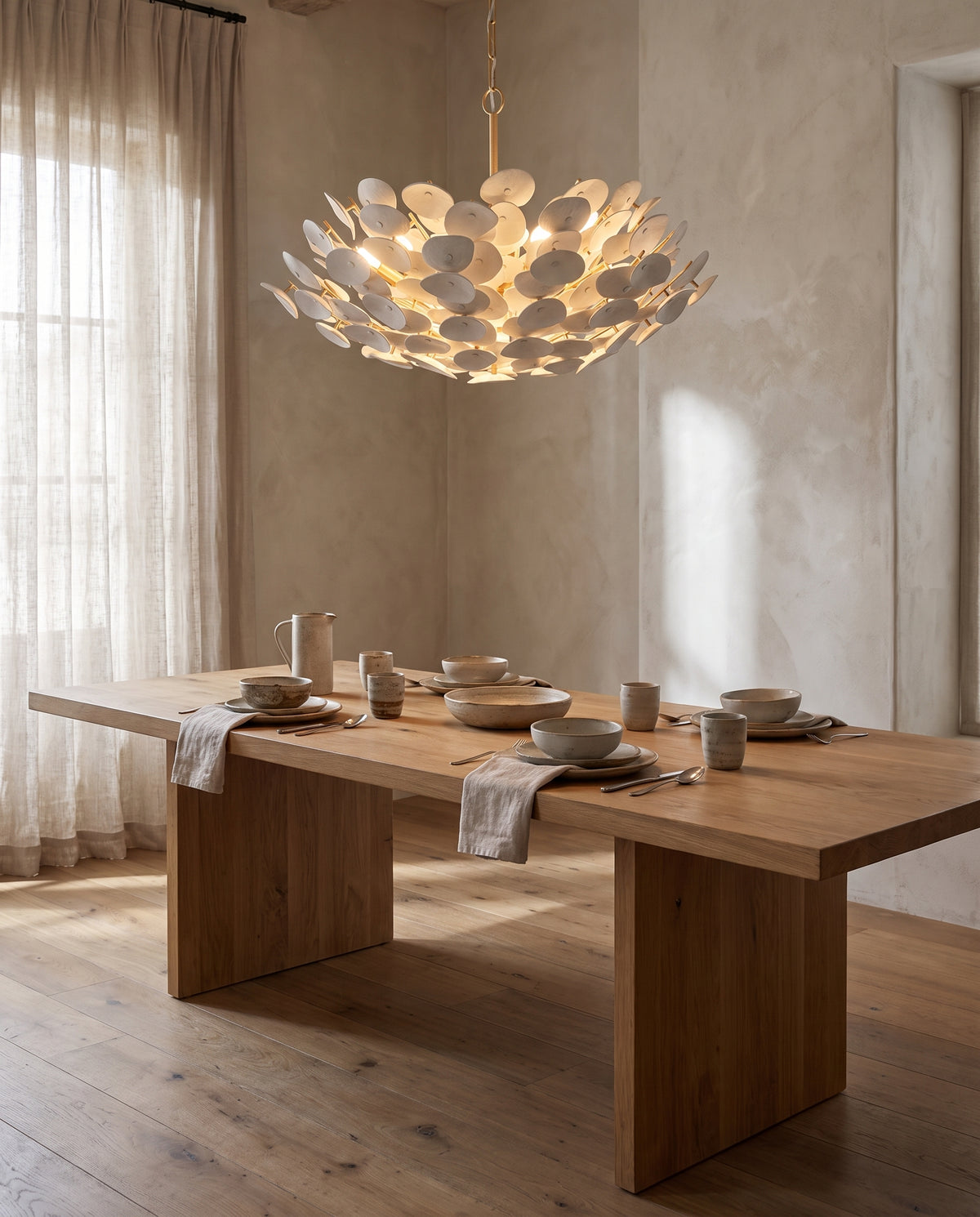 Suspension en fer feuille d'or ancienne 81x54cm Aimi - Corbett Lighting en situation