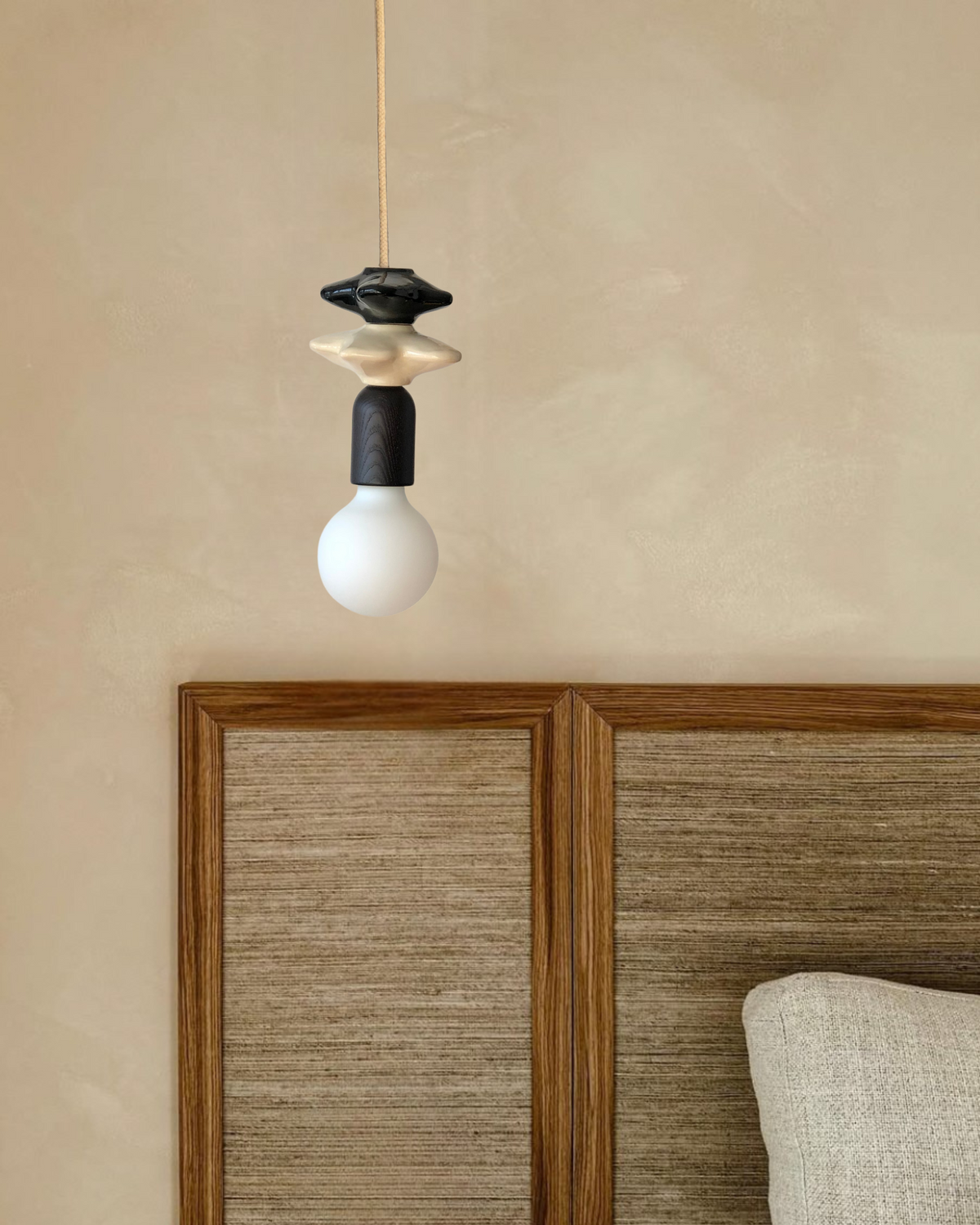 Hängeleuchte aus Keramik und Holz mit zwei dunklen Blüten Mona - Carré coco