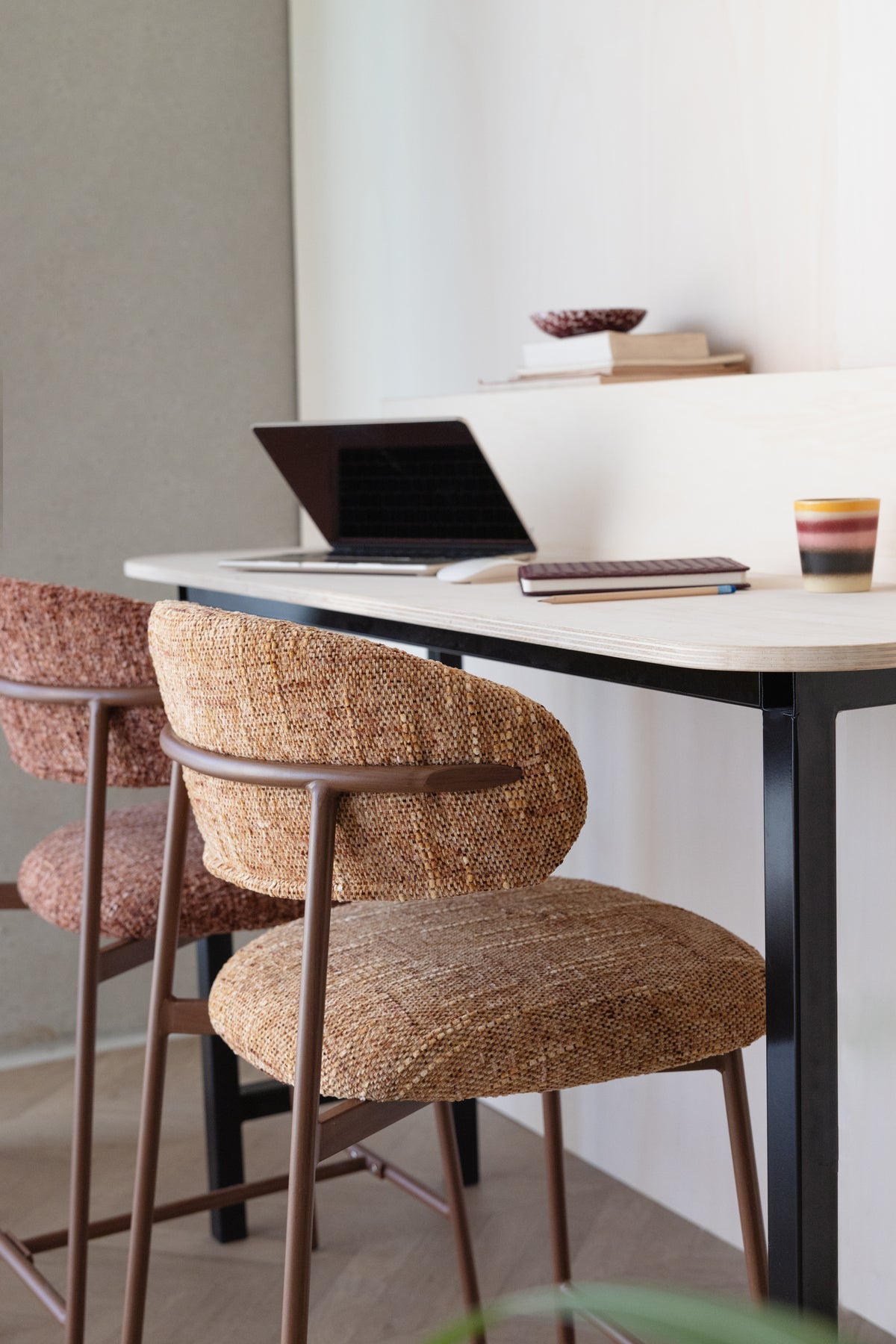 Chaise de bar en tissu jaune chiné et métal marron 65cm Finn - The Cool Republic