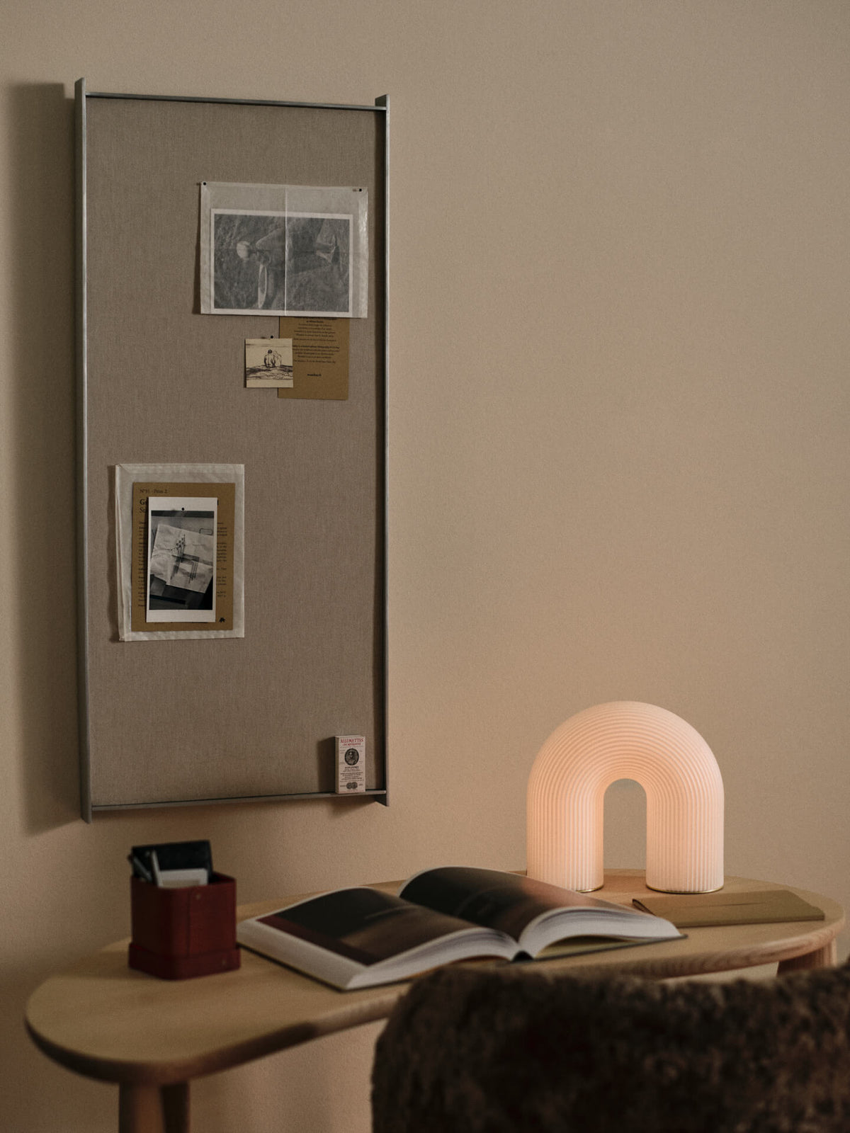 Bacheca rettangolare da parete in sughero beige e alluminio spazzolato 45 x 5 x 104 cm Lager - Ferm Living