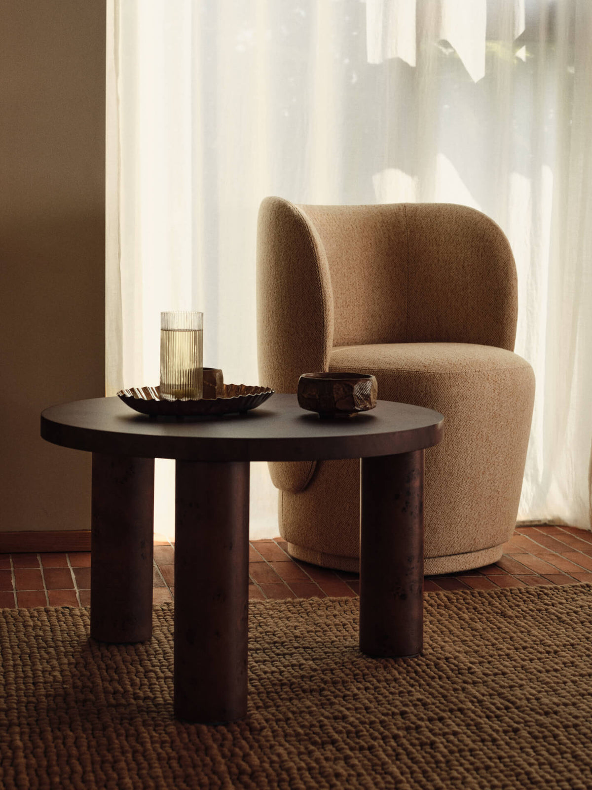 Table basse ronde en peuplier teinté foncé vernis brillant 65 x 41,4 cm Post - Ferm Living