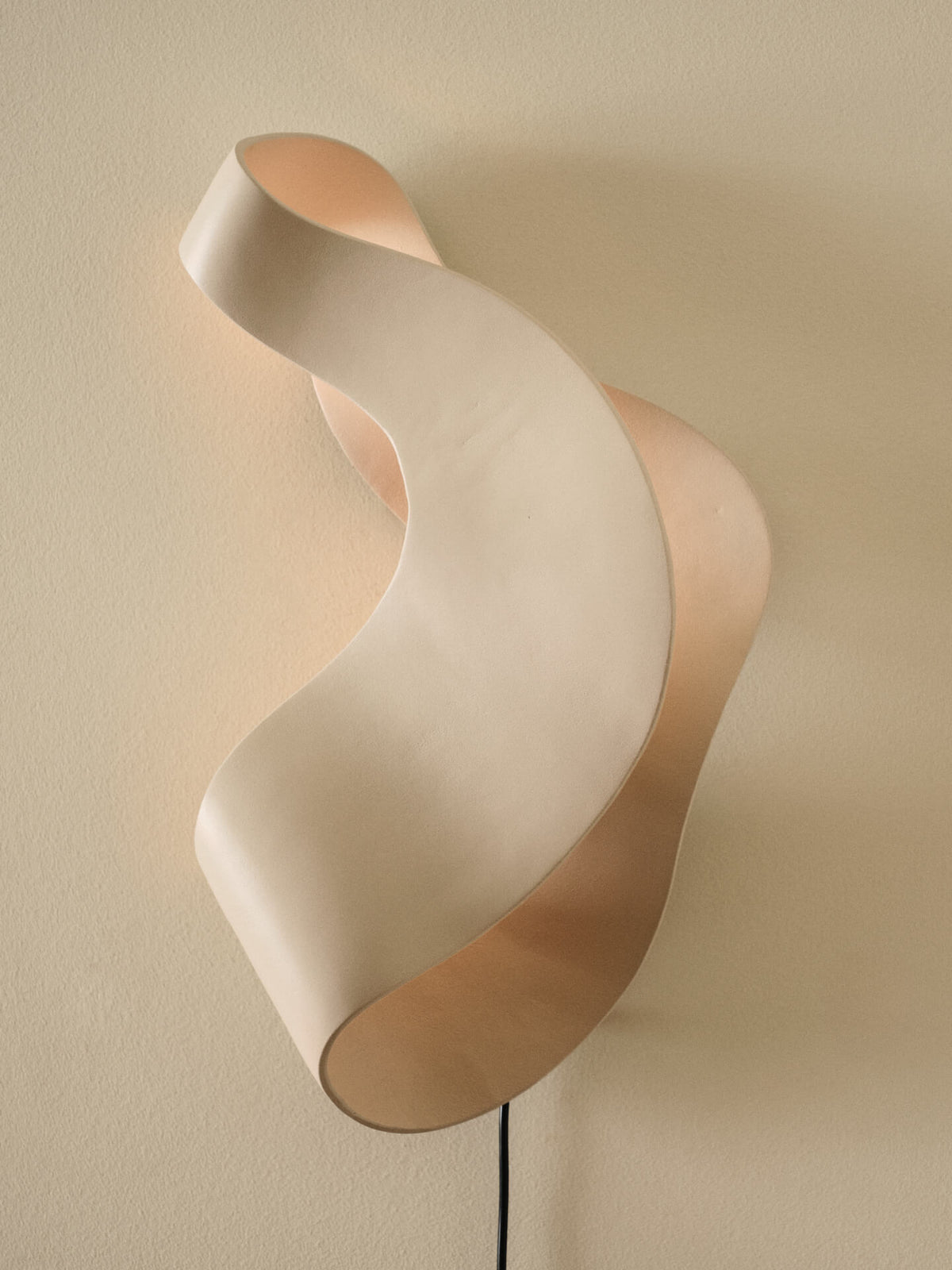 Lampada da parete in acciaio riciclato beige Oyster - Ferm Living