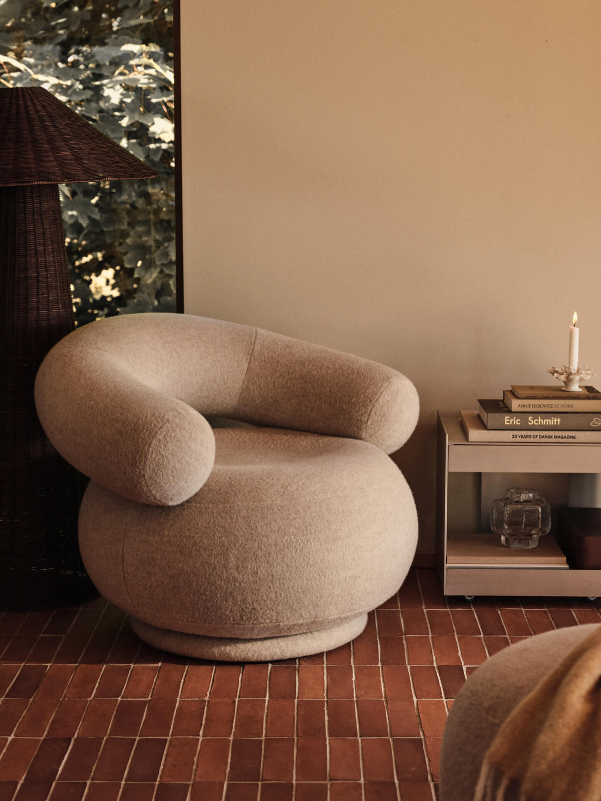Poltrona girevole Orbo in alpaca morbido beige naturale - Ferm Living