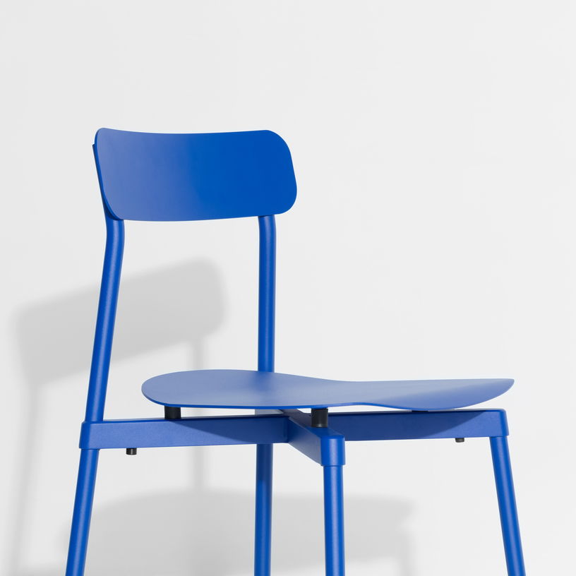 set-de-2-chaises-en-metal-bleu-fromme-petite-friture-5