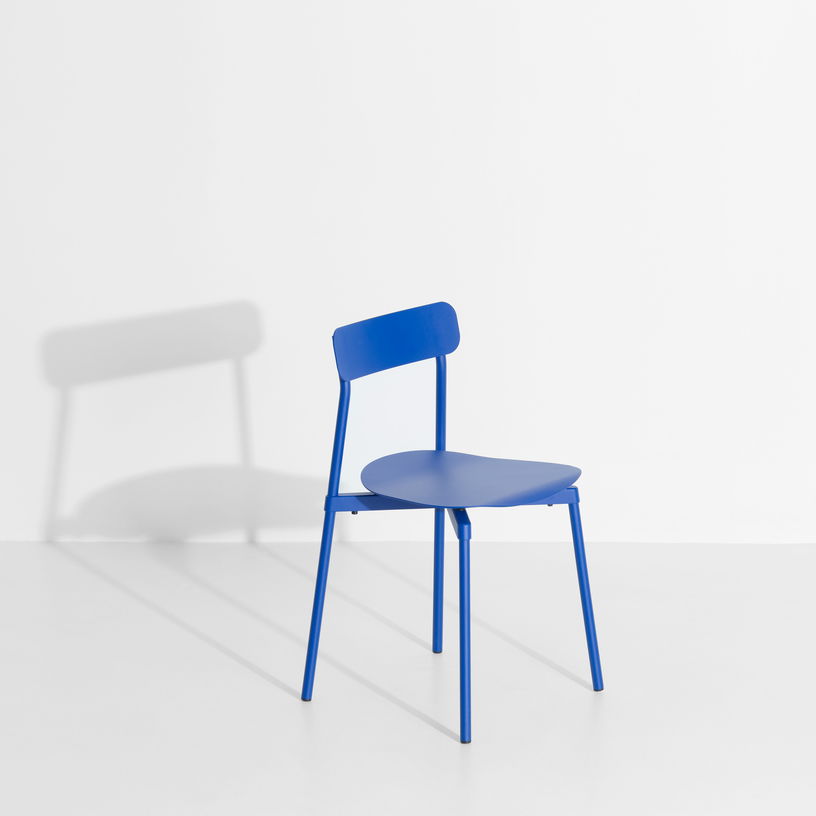 set-de-2-chaises-en-metal-bleu-fromme-petite-friture-3