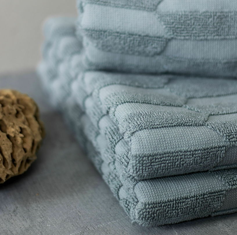 serviette-de-bain-bleu-pierre-70-x-133-cm-geo-mette-ditmer-2