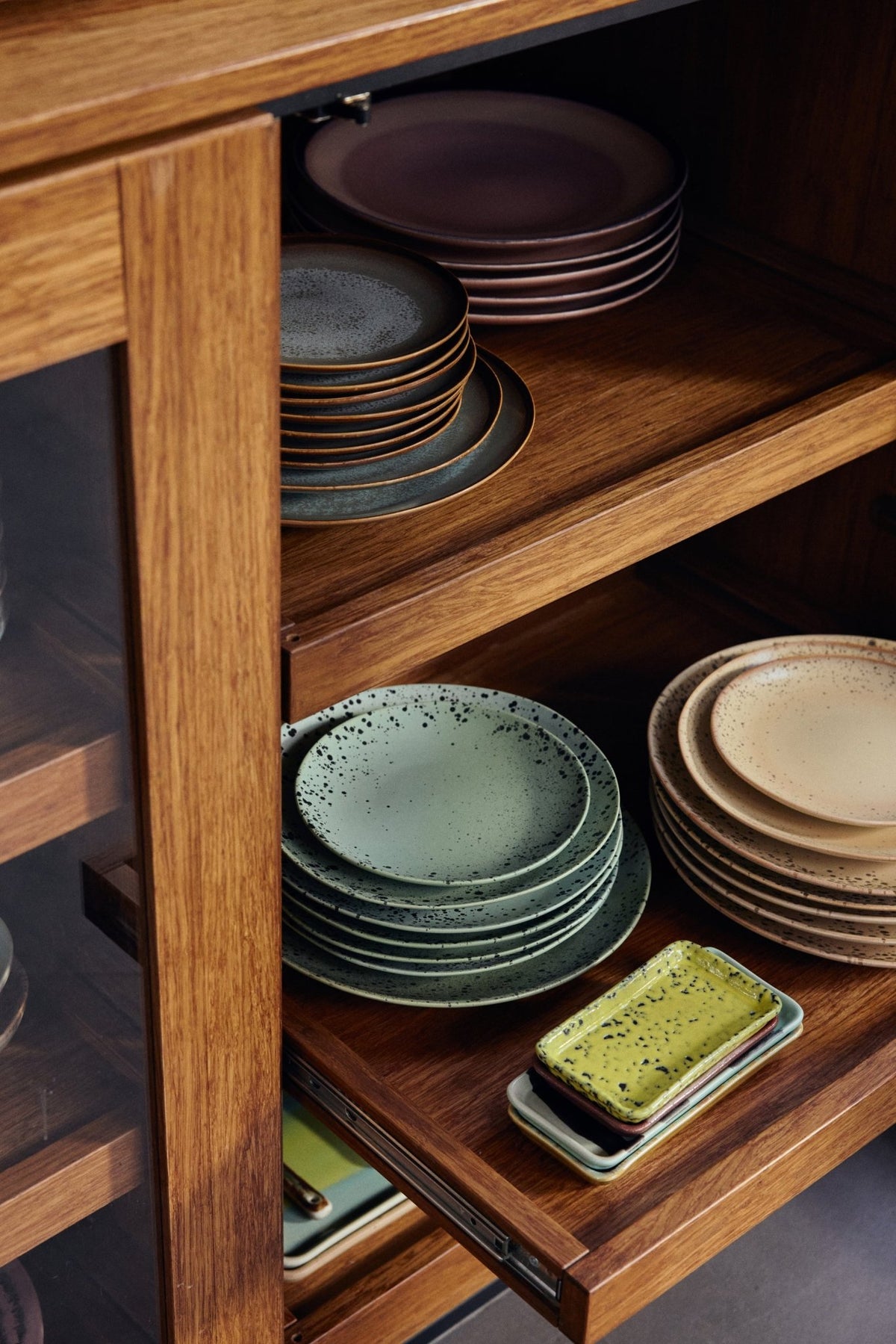 2 Assiettes à diner rondes en grès vert 27,5cm Vaisselle 70s - HKLiving - The Cool Republic
