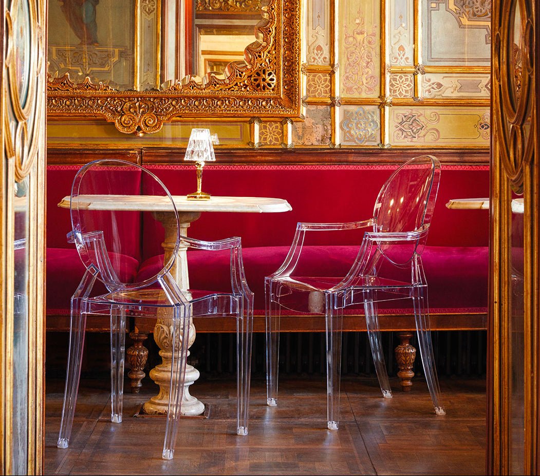 2 Chaises avec accoudoirs Cristal matériau responsable Louis Ghost - Kartell - The Cool Republic