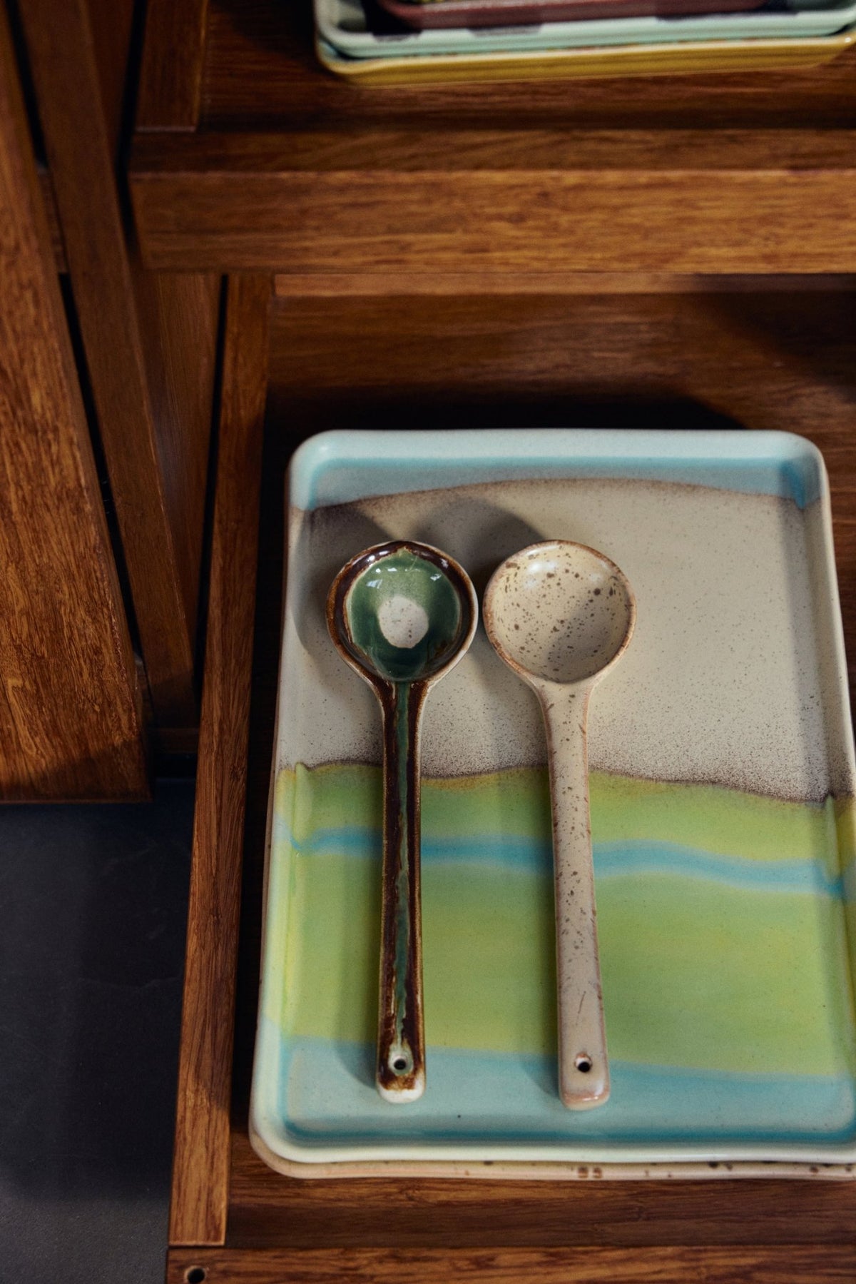 2 Cuillères de service en grès beige et vert 6x23,5x3cm Vaisselle 70s HKLiving - The Cool Republic