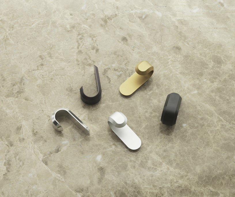 2 patères en aluminium argenté Curve Matt silver - Normann Copenhagen - The Cool Republic