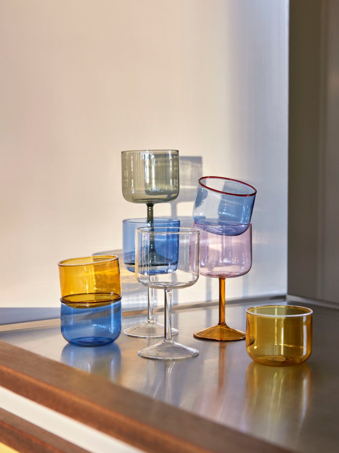 2 Verres de vin en verre gris transparent Tint - HAY - The Cool Republic