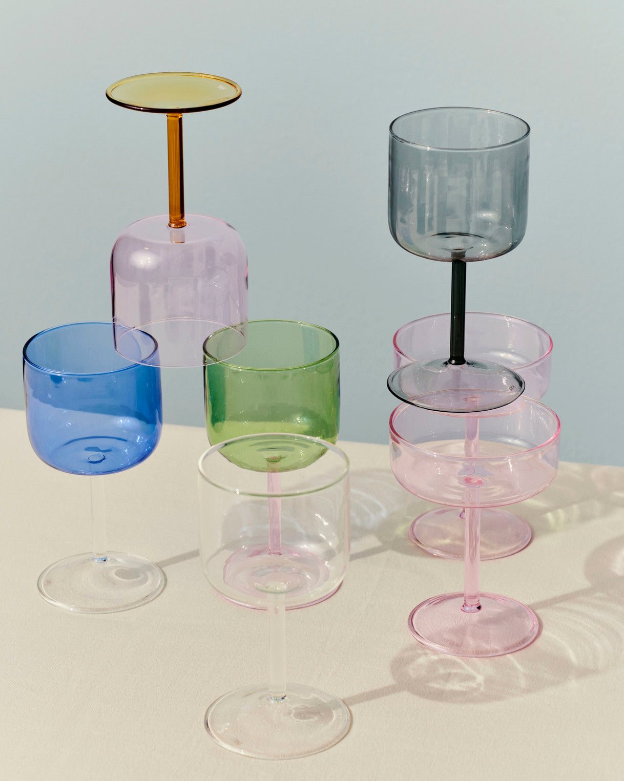 2 Verres de vin en verre gris transparent Tint - HAY - The Cool Republic