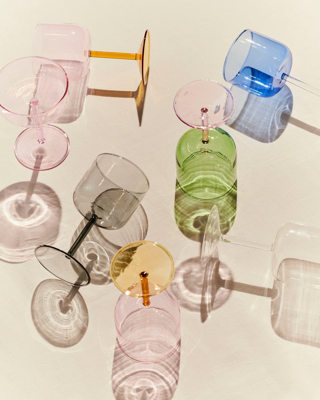 2 Verres de vin en verre gris transparent Tint - HAY - The Cool Republic