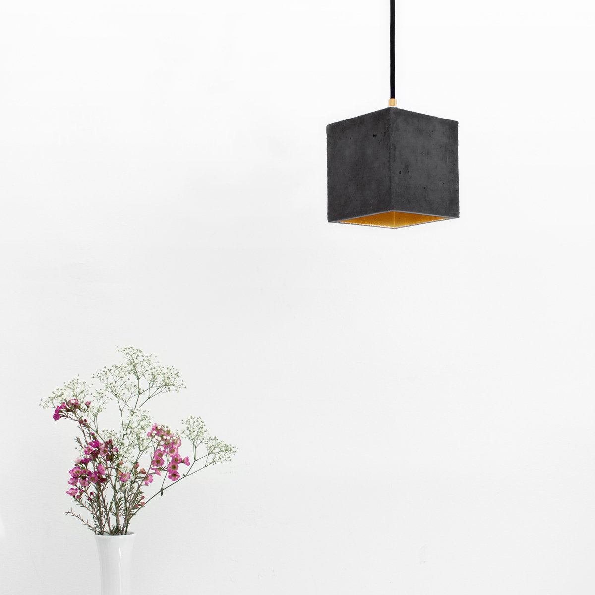 Beton-Hängeleuchte schwarz und gold B1 - Gant Lights