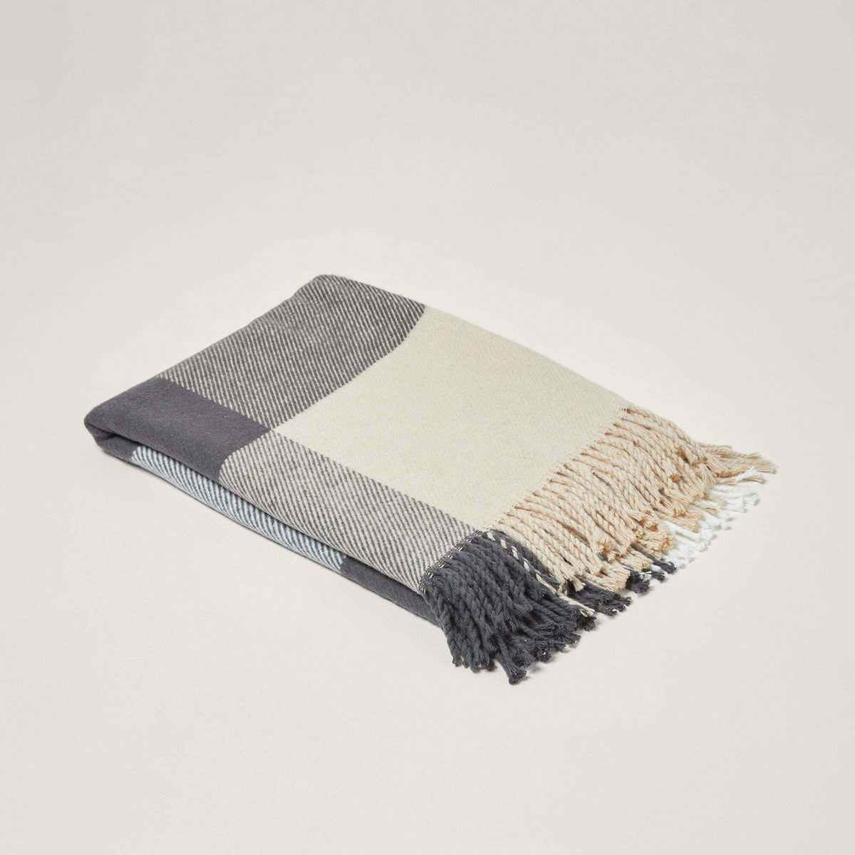 Plaid Livia Gris - Madura — 212977.jpg
