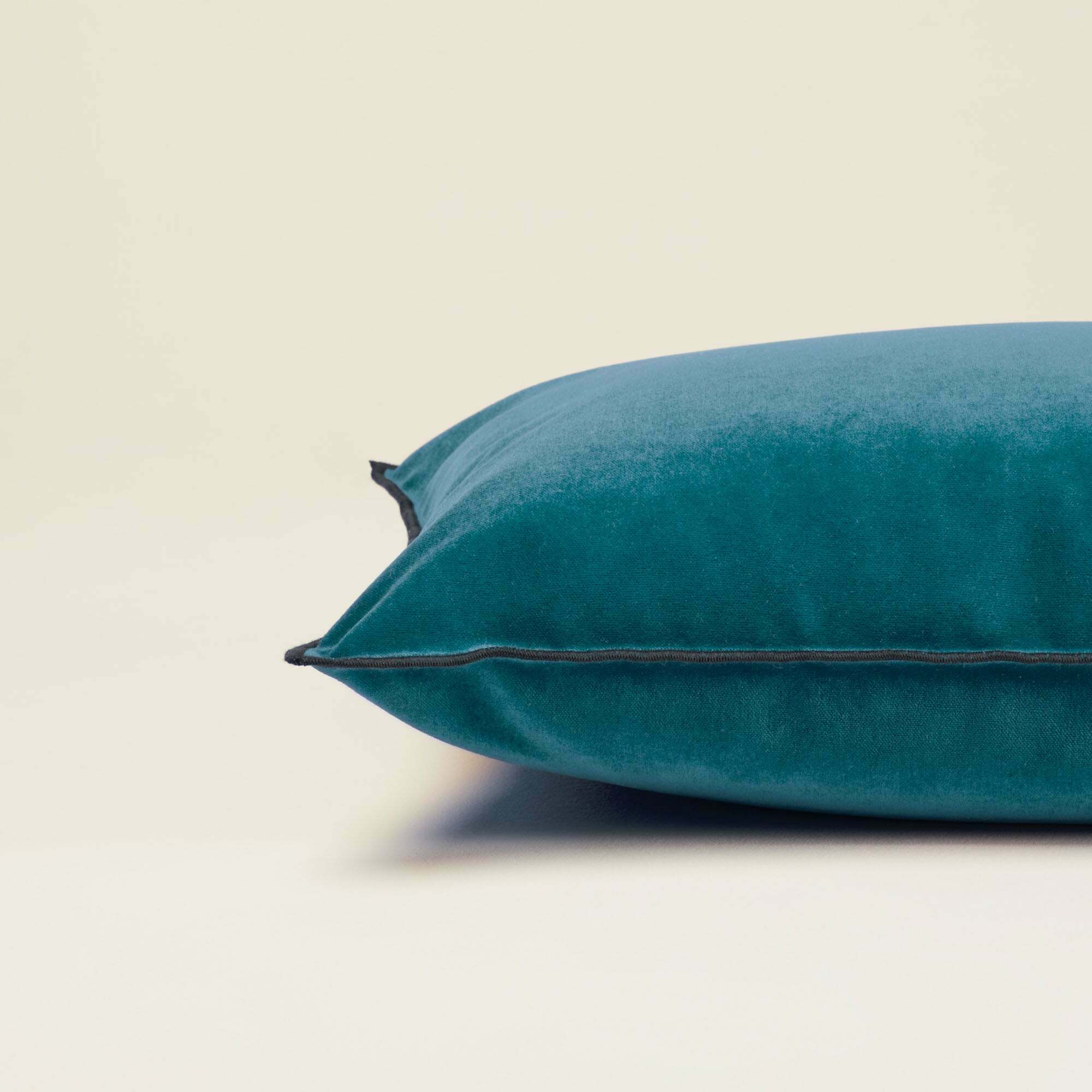 Housse De Coussin Dario Bleu Turquoise Et Bourdon Noir - Madura — 213826.jpg