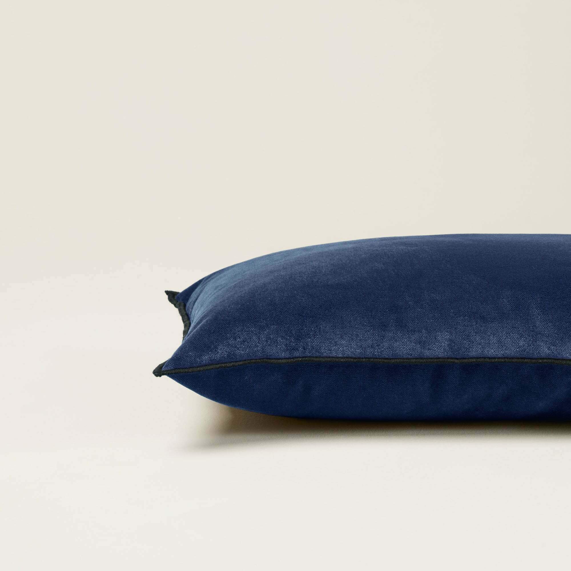 Housse De Coussin Dario Bleu Marine Et Bourdon Noir - Madura — 213838.jpg