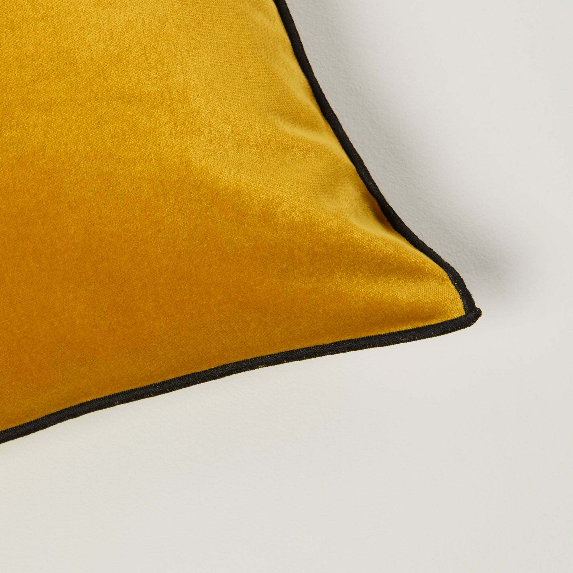 Housse De Coussin Dario Jaune Ocre Et Bourdon Noir - Madura — 213848.jpg