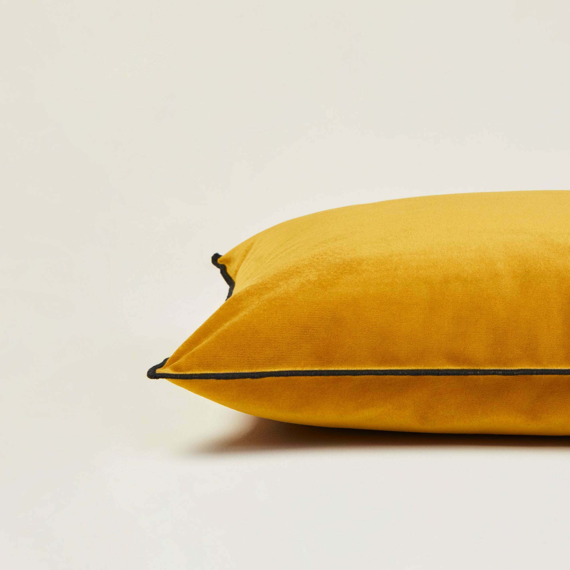 Housse De Coussin Dario Jaune Ocre Et Bourdon Noir - Madura — 213853.jpg