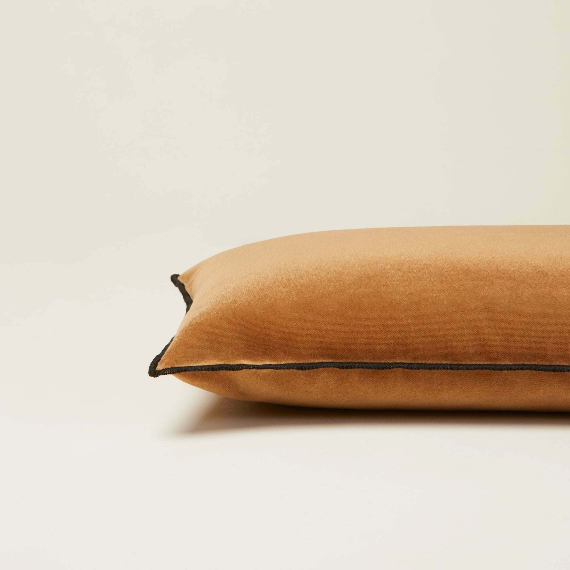 Housse De Coussin Dario Marron Glacé Et Bourdon Noir - Madura — 213863.jpg