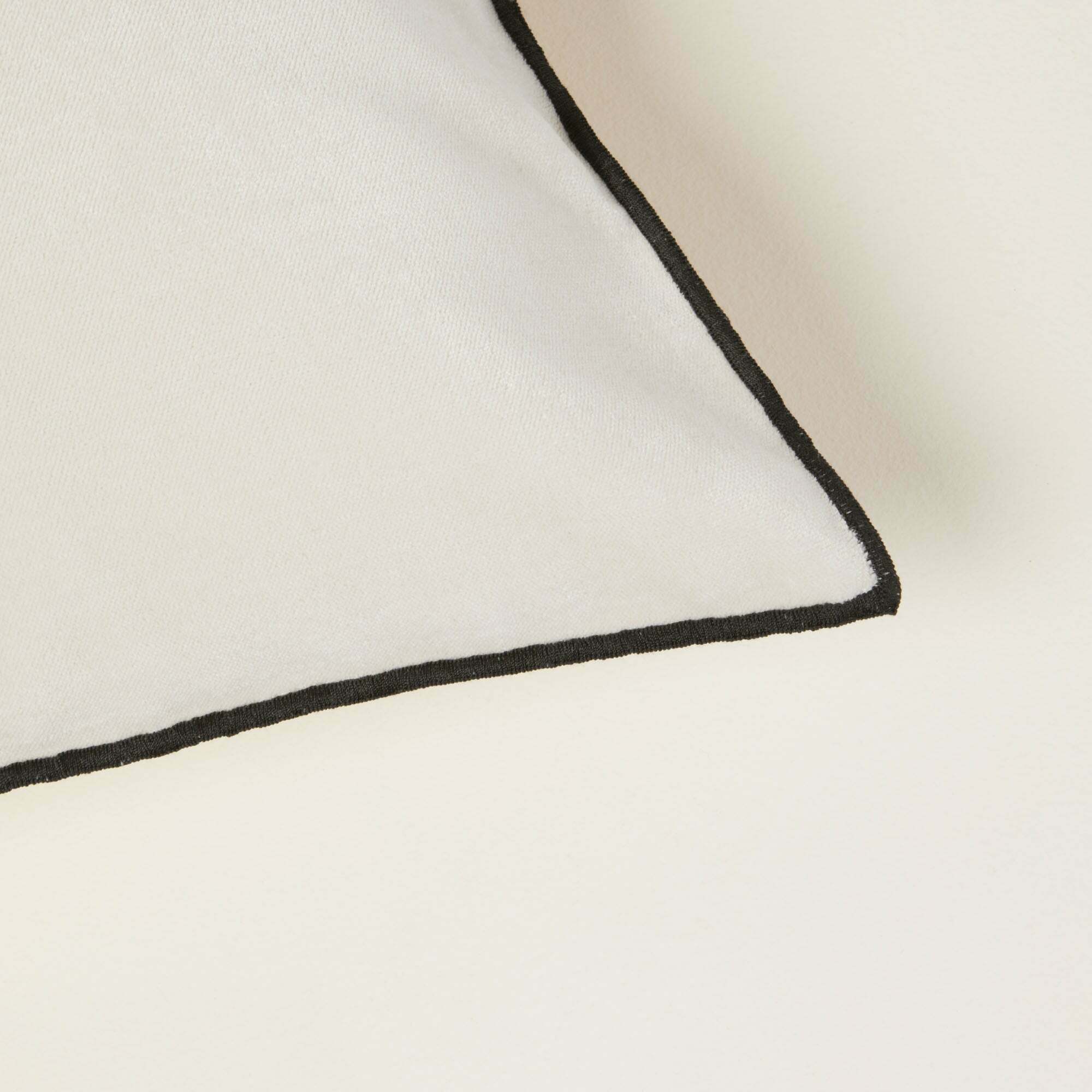 Housse De Coussin Dario Ecru Et Bourdon Noir - Madura — 213864.jpg