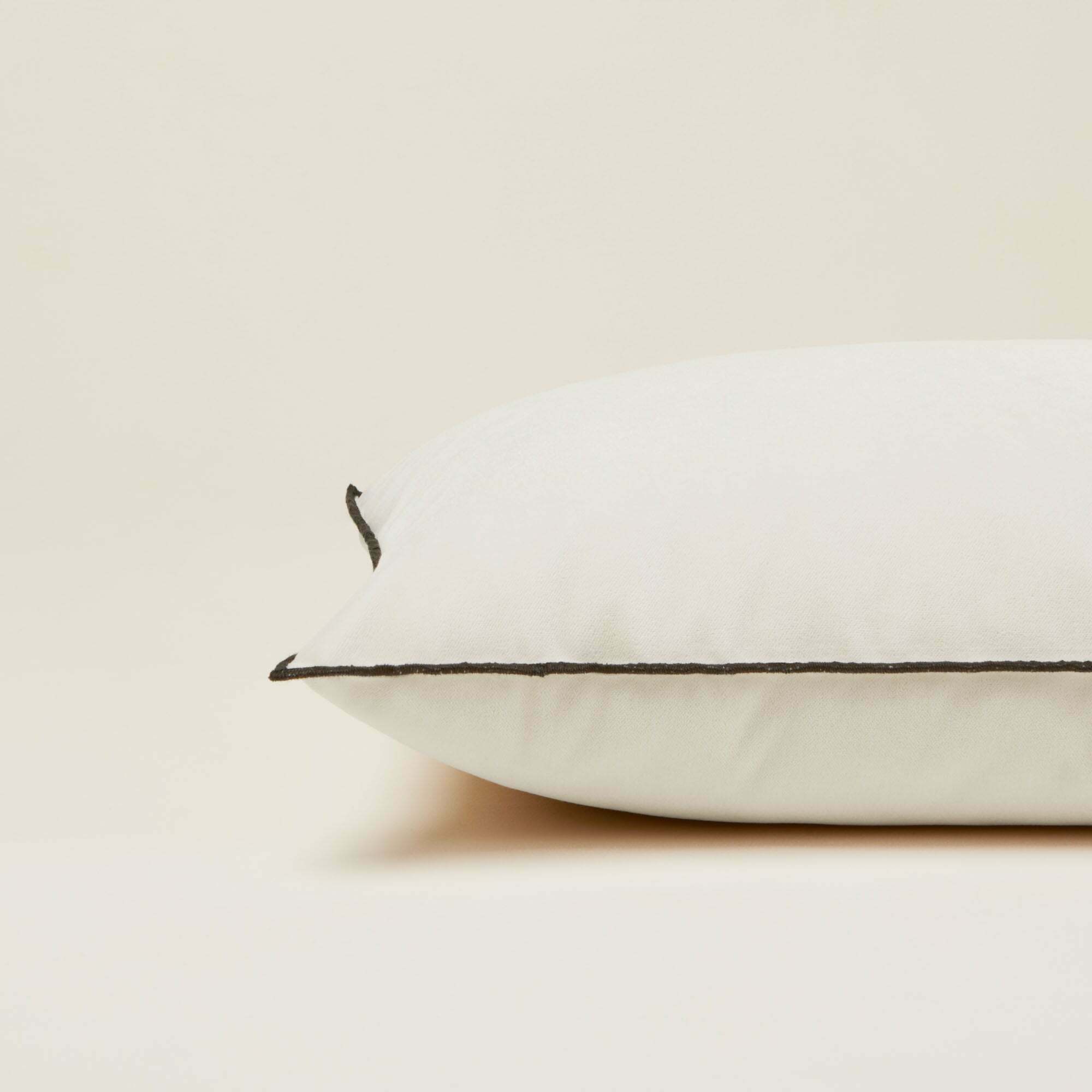 Housse De Coussin Dario Ecru Et Bourdon Noir - Madura — 213871.jpg