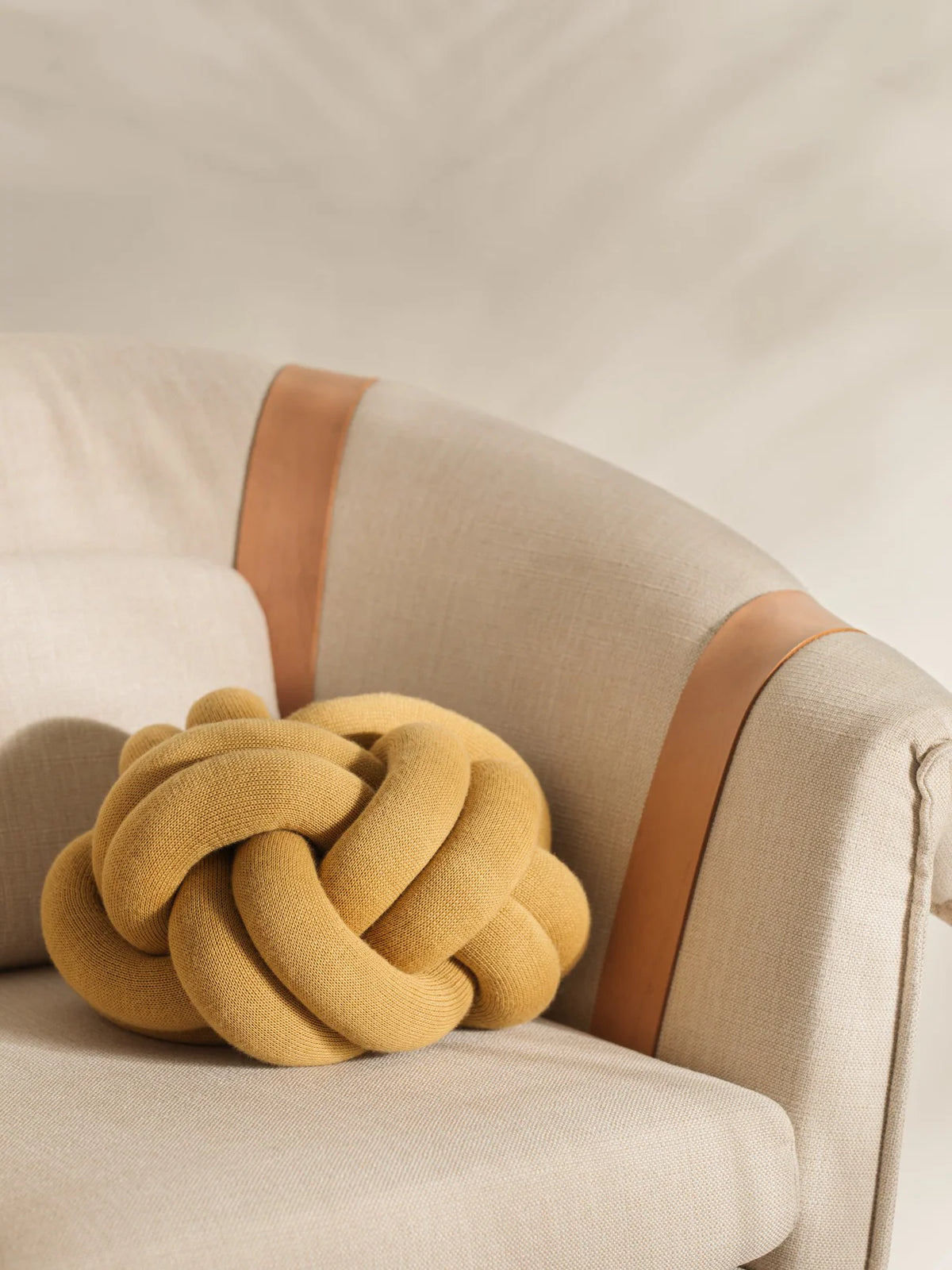 Coussin jaune moutarde Knot - Design House Stockholm