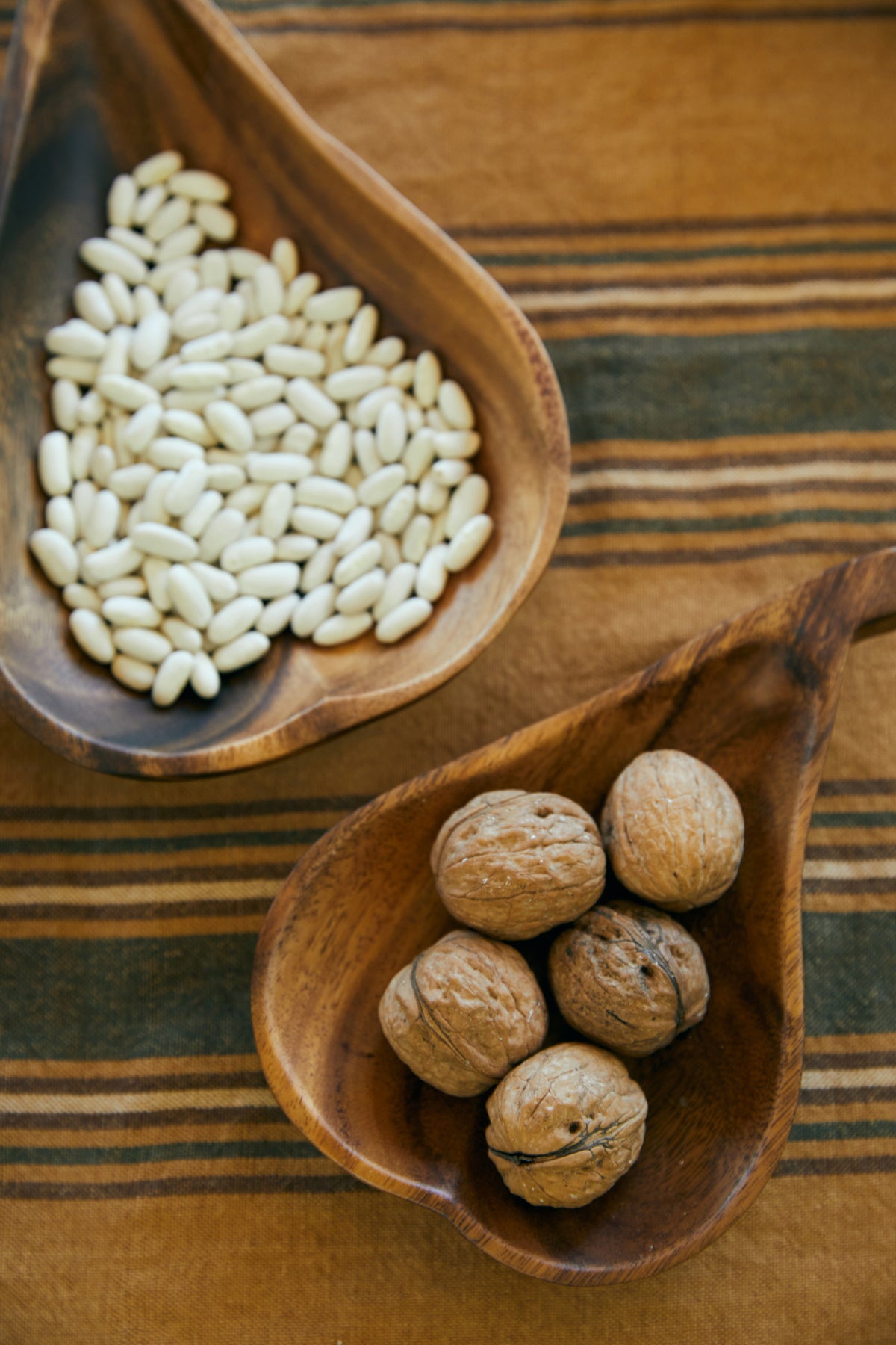 Acacia pear bowl M - HKLIVING