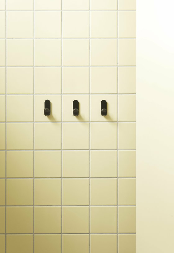 2-pateres-en-aluminium-noir-curve-matt-noir-normann-copenhagen-4