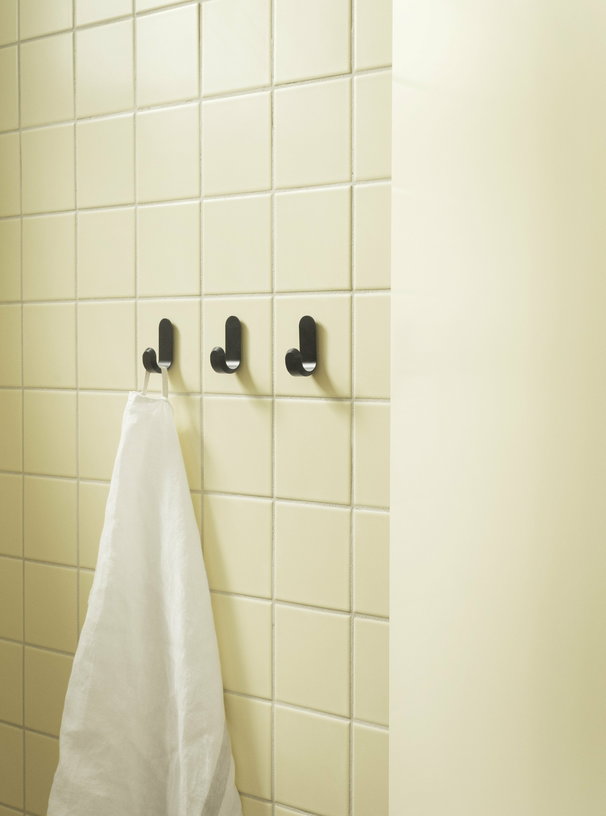 2-pateres-en-aluminium-noir-curve-matt-noir-normann-copenhagen-5