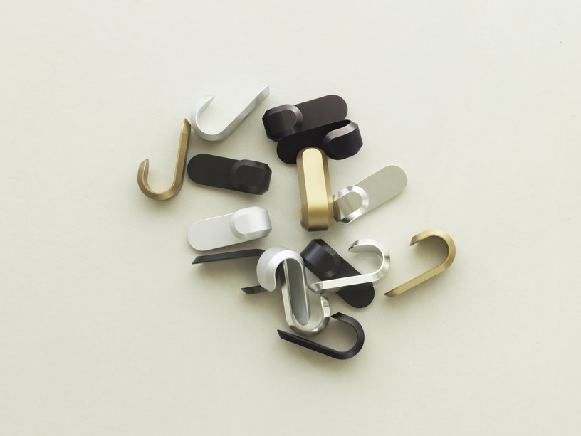 2-pateres-en-aluminium-dore-curve-matt-gold-normann-copenhagen-3
