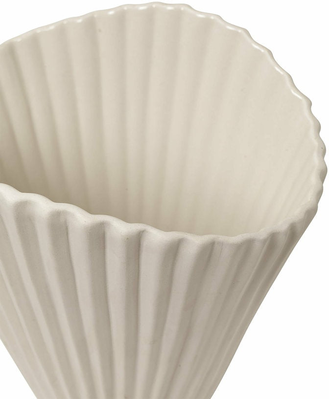 vase-en-gres-blanc-casse-fountain-ferm-living-3