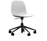 chaise-de-bureau-reglable-a-roulettes-en-pp-blanche-et-base-noire-swivel-5w-blanc-normann-copenhagen-1