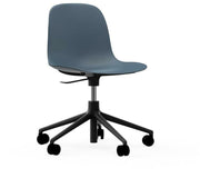 chaise-de-bureau-reglable-a-roulettes-en-pp-bleue-et-noire-swivel-5w-bleu-normann-copenhagen-1
