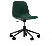 chaise-de-bureau-reglable-a-roulettes-en-pp-verte-et-base-noire-swivel-5w-vert-normann-copenhagen-1