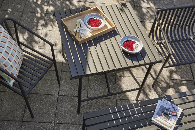 table-a-manger-de-jardin-carree-en-metal-noire-hubsch-8