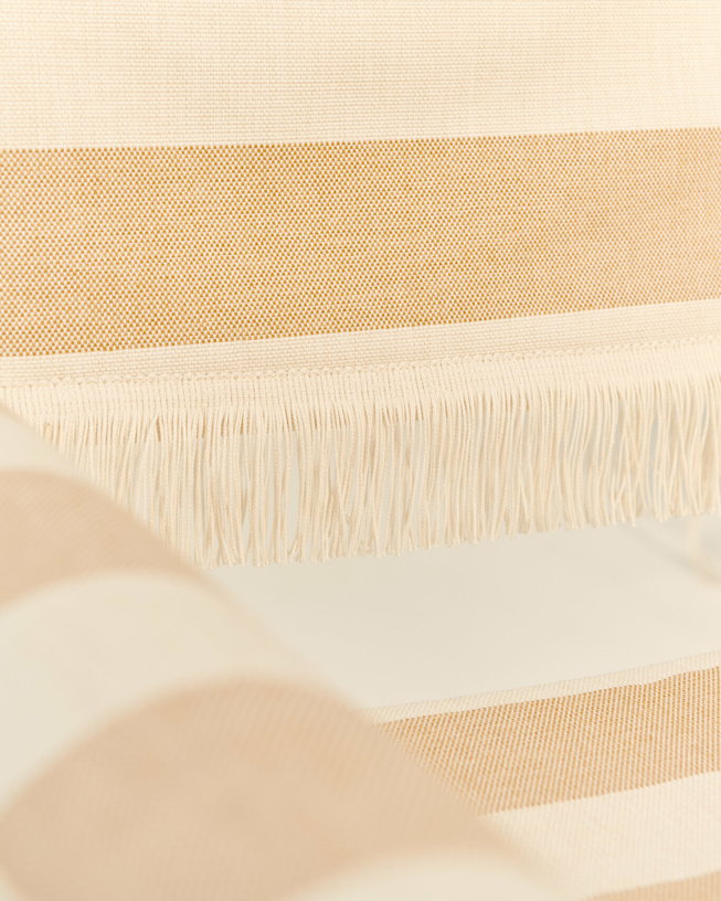 chaise-avec-accoudoirs-et-franges-motif-rayures-leslie-et-limonta-tropique-gubi-5