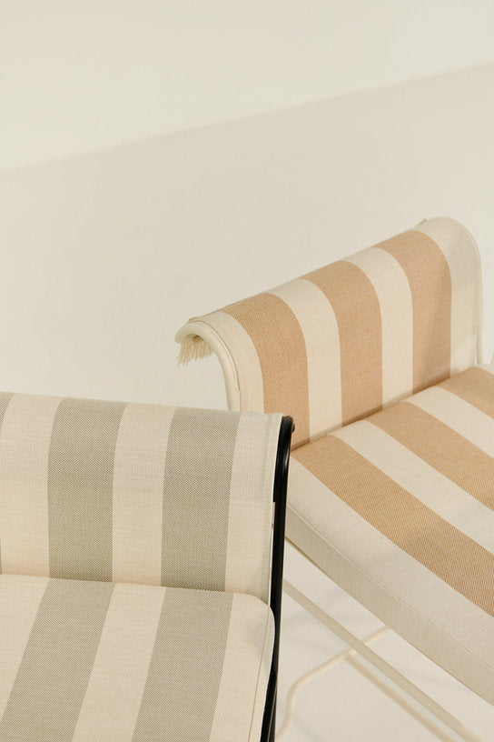 chaise-avec-accoudoirs-et-franges-motif-rayures-leslie-et-limonta-tropique-gubi-6