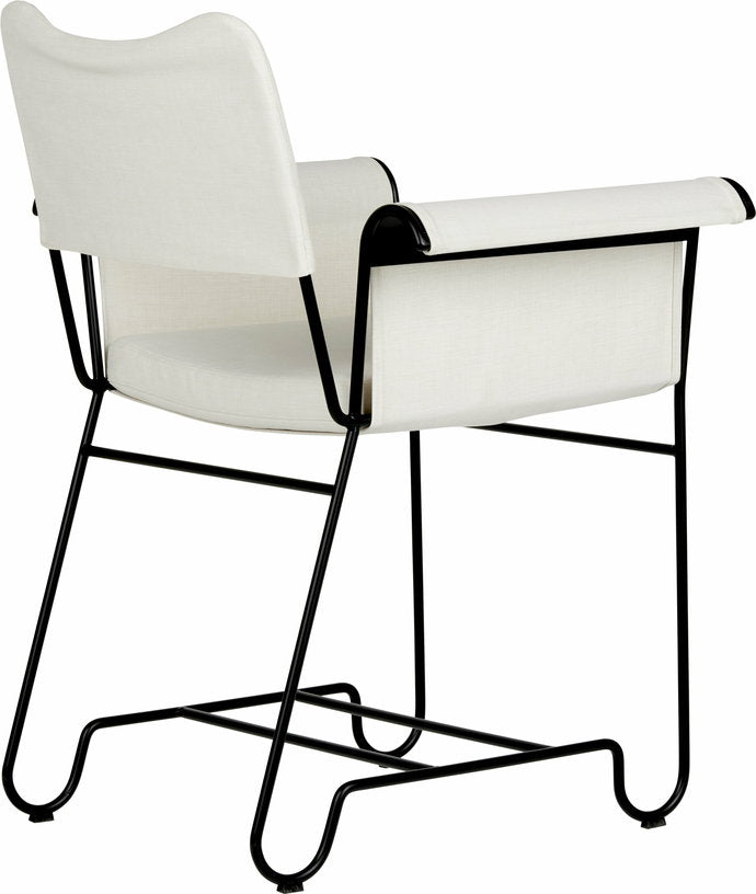 chaise-avec-accoudoirs-tissu-blanc-limonta-06-et-structure-noire-tropique-gubi-2