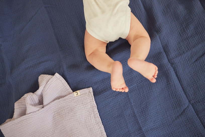 2-langes-en-gaze-de-coton-60-x-60-cm-bleu-marine-les-petits-the-cool-republic-3