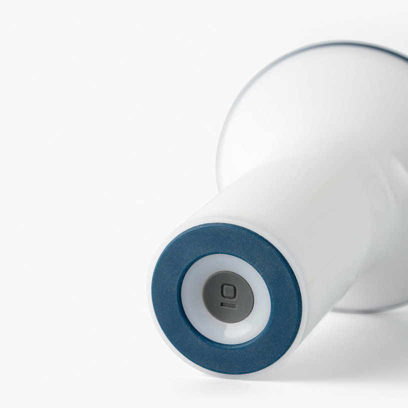 lampe-portable-blanc-opal-et-bleu-fonce-buddy-faro-barcelona-2