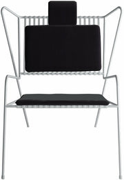 chaise-lounge-en-acier-blanc-et-coussins-noirs-capri-easy-cools-collection-1