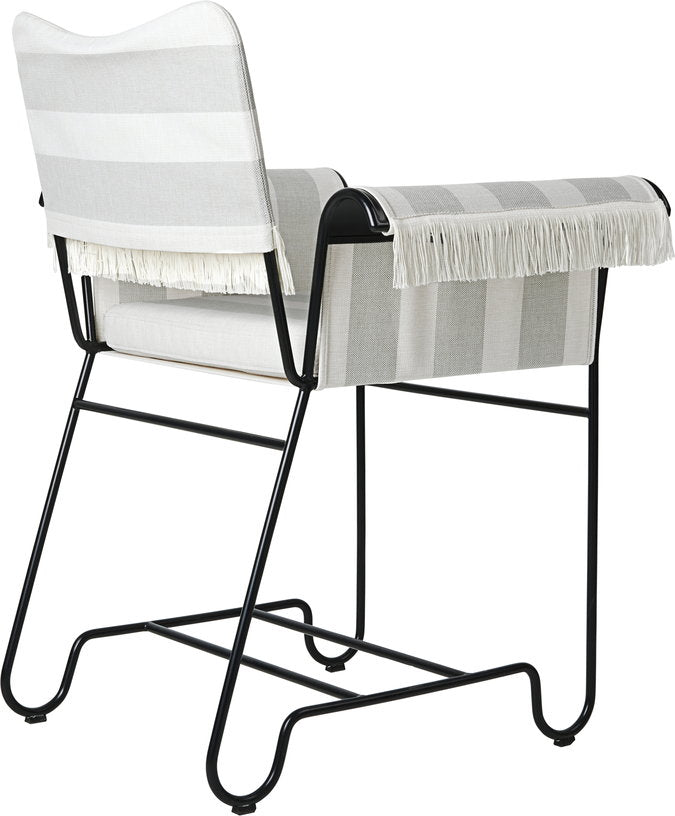 chaise-avec-accoudoirs-a-franges-et-rayures-leslie-tropique-gubi-3
