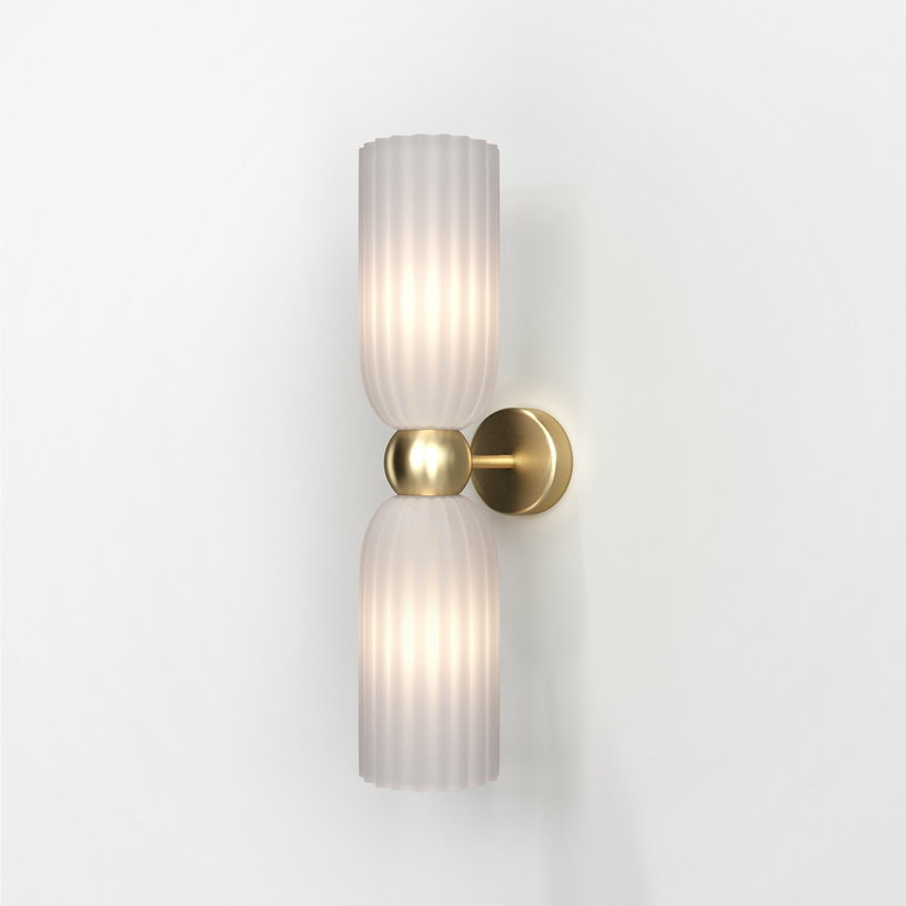 applique-murale-en-verre-coule-blanc-et-armature-en-metal-doree-antic-maytoni-1