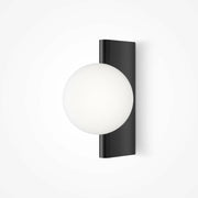 applique-murale-avec-armature-en-metal-noir-et-globe-en-verre-blanc-avant-garde-maytoni-1