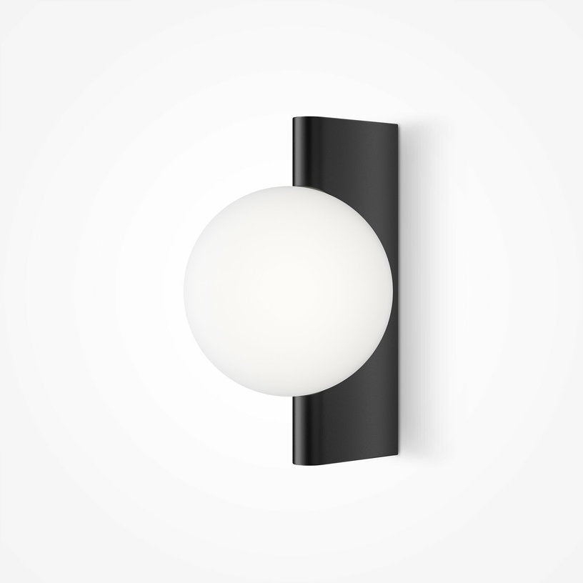 applique-murale-avec-armature-en-metal-noir-et-globe-en-verre-blanc-avant-garde-maytoni-1