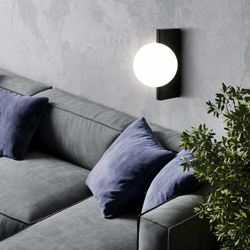 applique-murale-avec-armature-en-metal-noir-et-globe-en-verre-blanc-avant-garde-maytoni-6