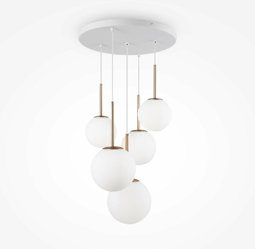 suspension-avec-5-globes-en-verre-blanc-mat-et-armature-en-metal-dore-basic-form-maytoni-1